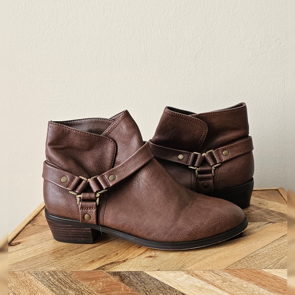 Brown Ankle Boots w/ Buckle Detail (8)